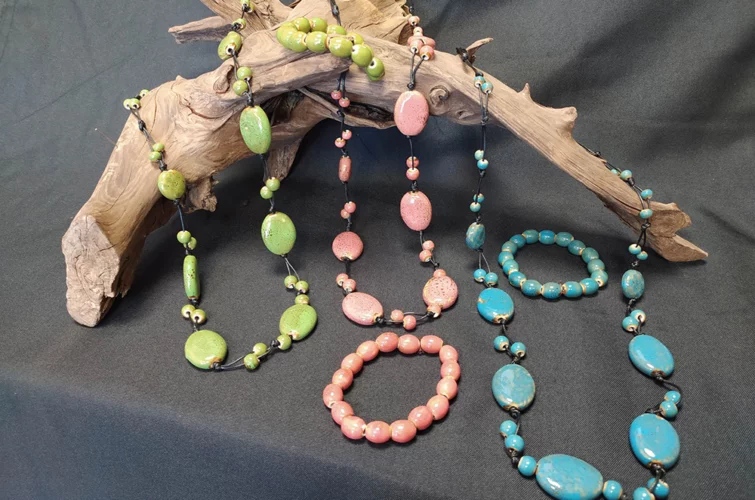 bracelets et colliers fantaisie de couleurs différentes pour femme