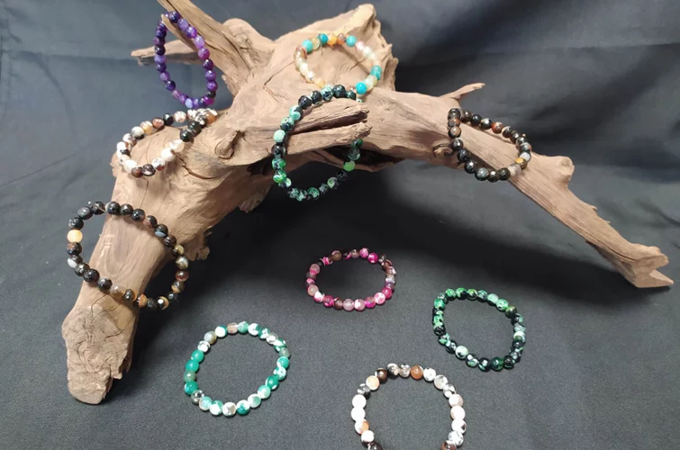 bracelets fantaisie de couleurs différentes en rocaille pour femme