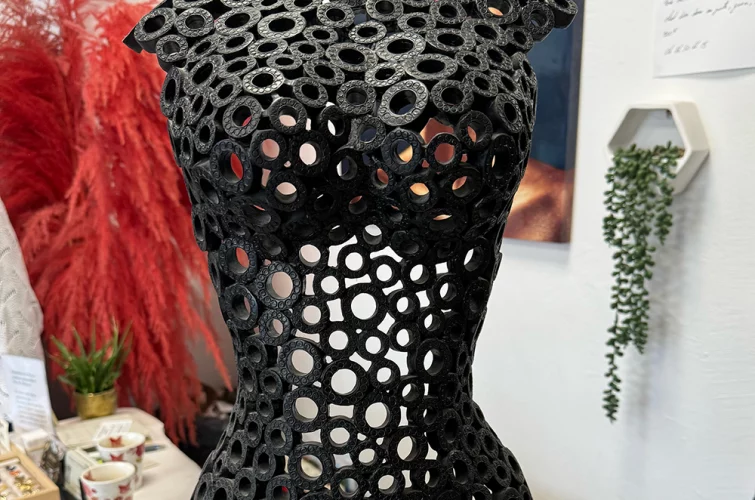 buste de femme en disques métal percés