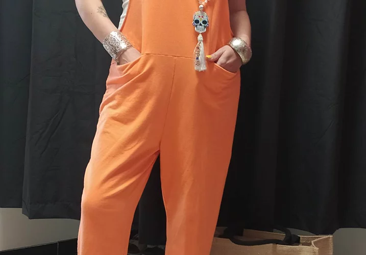 femmes portant des vetements de mode feminine street wear boheme casual