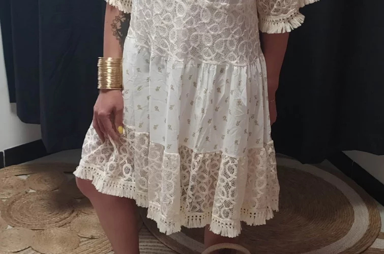 femmes portant des vetements de mode feminine street wear boheme casual