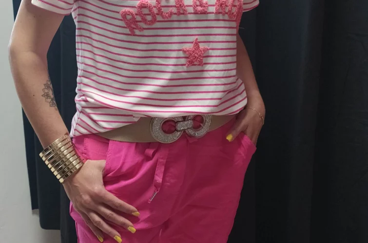 femmes portant des vetements de mode feminine street wear boheme casual