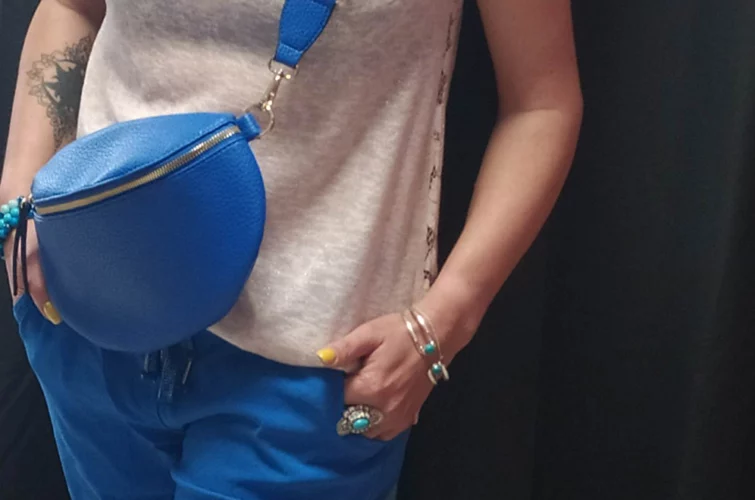 femmes portant des vetements de mode feminine street wear boheme casual