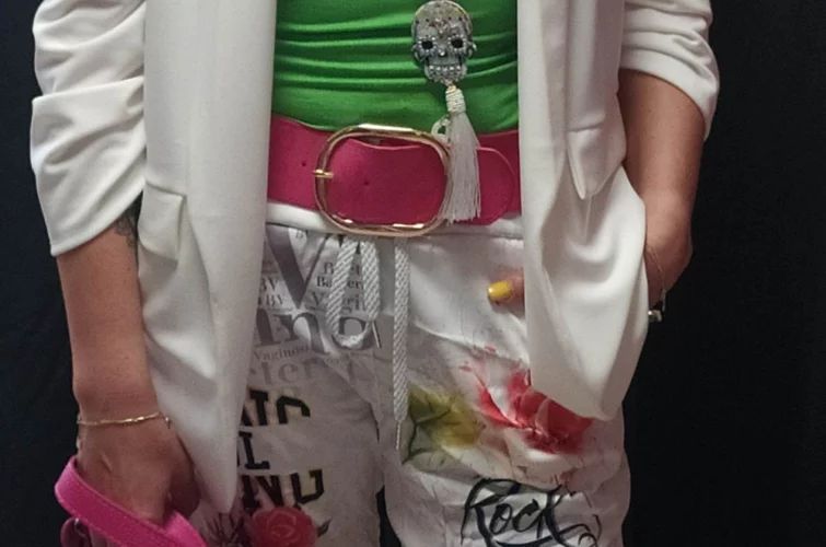 femmes portant des vetements de mode feminine street wear boheme casual