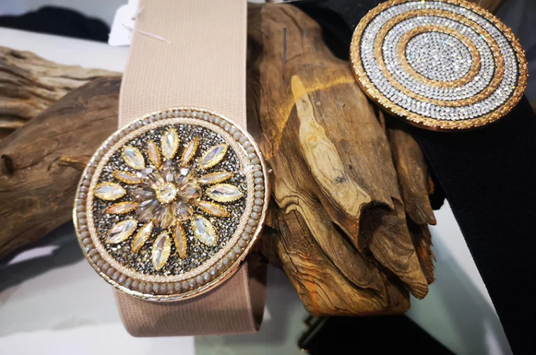 gros plan sur boucle de ceinture femme fantaisie parsemée de brillants