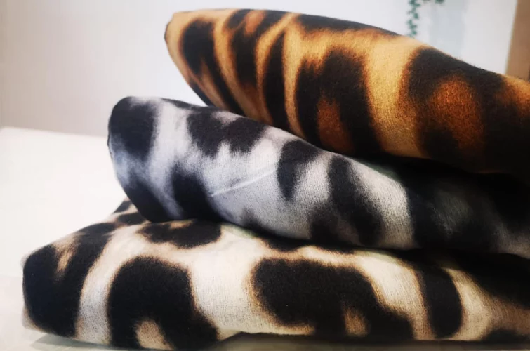 lot de 3 écharpes imitation peau de félin pliées et empliées