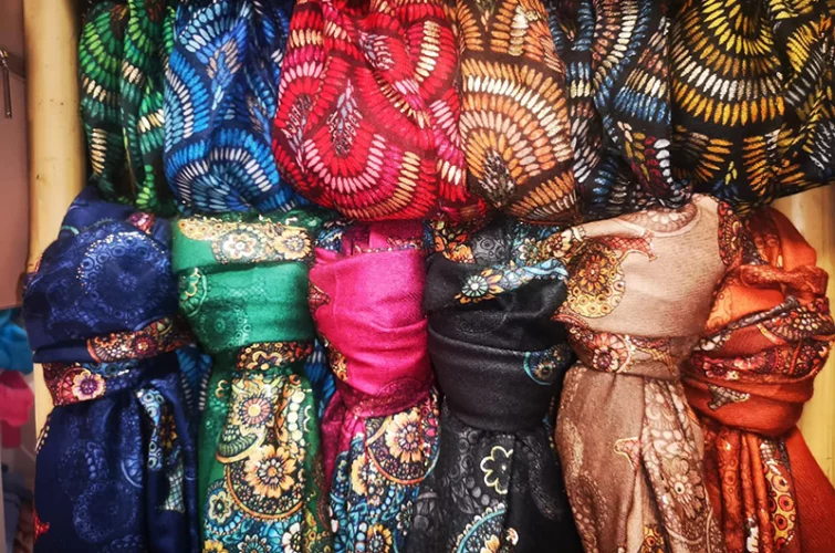 nombreux foulards en couleurs noués et alignés