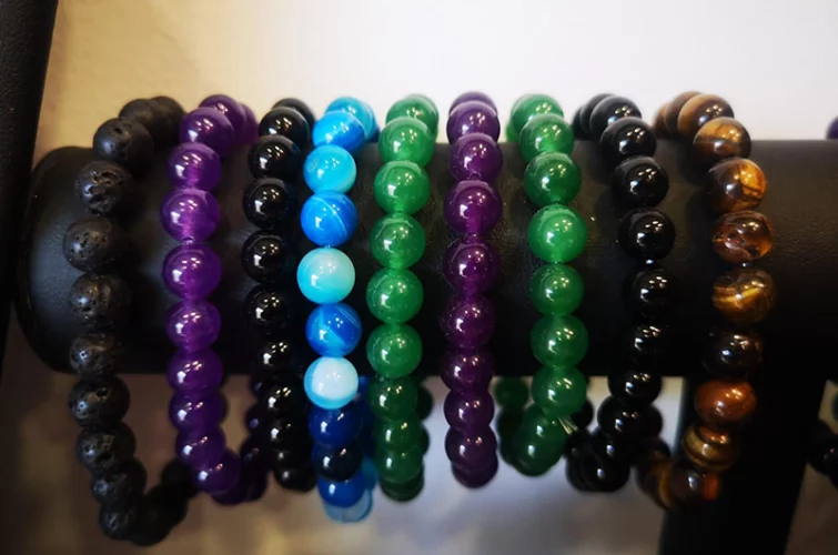 plusieurs bracelets fantaisie pour femmes composés de billes de couleurs translucides