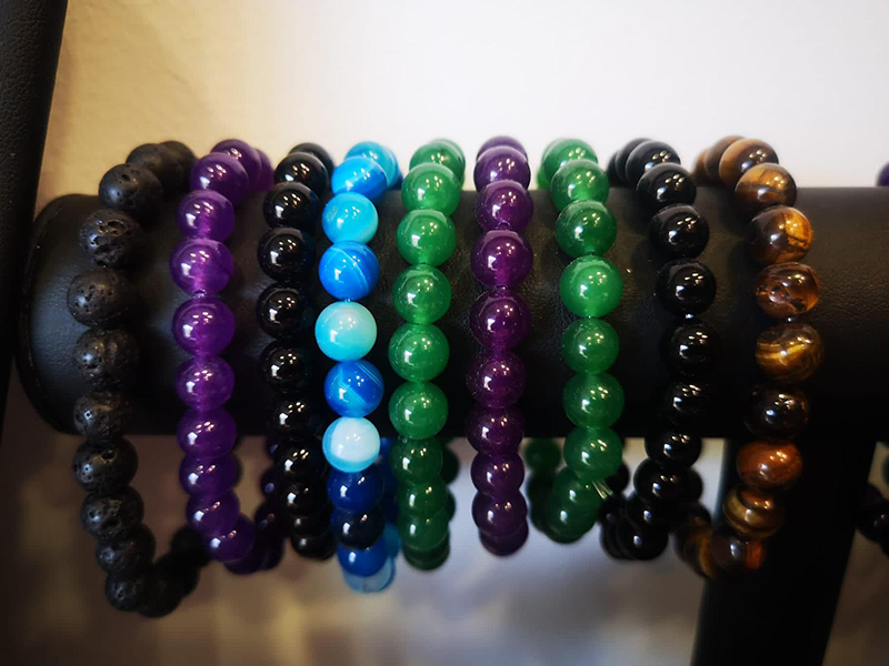 plusieurs bracelets fantaisie pour femmes composés de billes de couleurs translucides