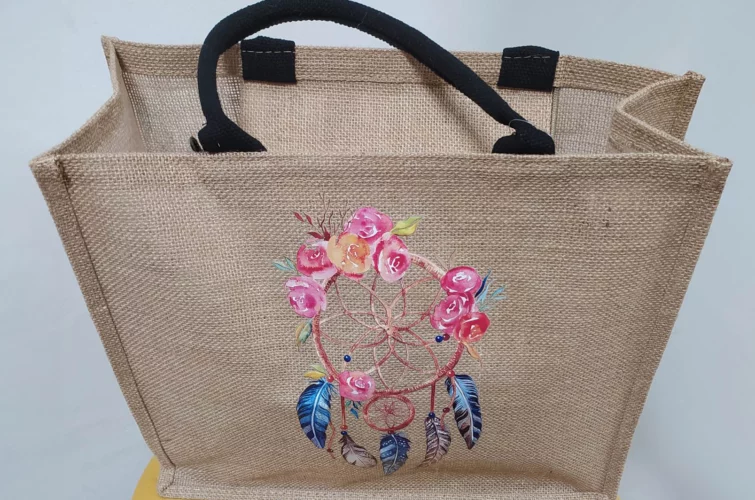 sac de place en toile de jute avec anses noires et motif attrape-rêve brodé