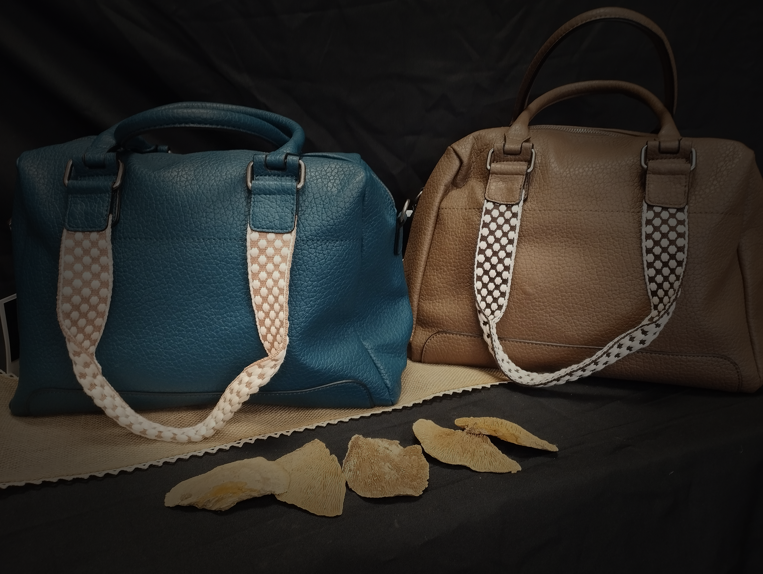 2 sacs de voyage de femme bleu et ocre avec anses